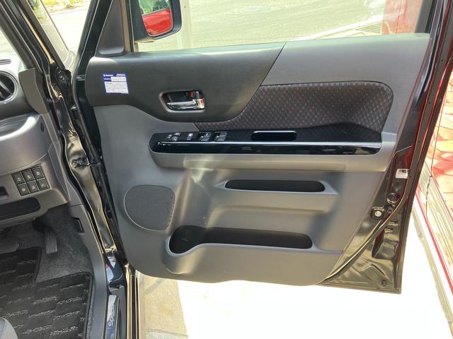 運転席ドアの内側のパネルです。フロントドアポケット［ペットボトルホルダー付］と電動格納ドアミラースイッチＰＷスイッチ・フロントスピーカーがございます。