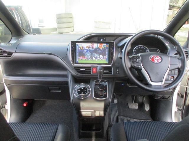 フロントガラスが大きくて前方視認性も良好です♪　操作系スイッチ類も使いやすく配置されています。