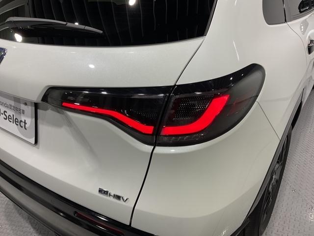 ＺＲ－Ｖ ｅ：ＨＥＶＺ特別仕様車ブラックスタイル　アラウンドビューモニター　ＬＥＤヘッドランプ　スマ－トキ－　クルコン　ＥＴＣ車載器　ドライブレコーダー　シートヒーター　本革シート　バックカメラ　盗難防止装置（12枚目）