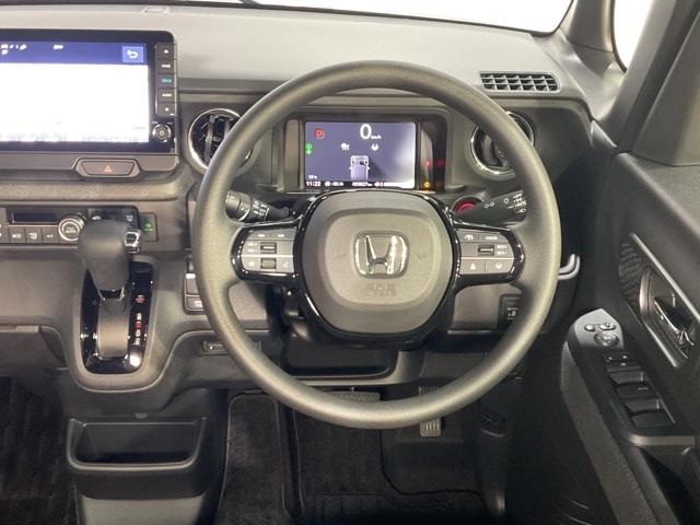 ハンドルスイッチで、走行中もハンドルから手を離すことなく、安全にオーディオをコントロールでき、クルーズコントロールで、高速道路を走行時の負担を軽減します。