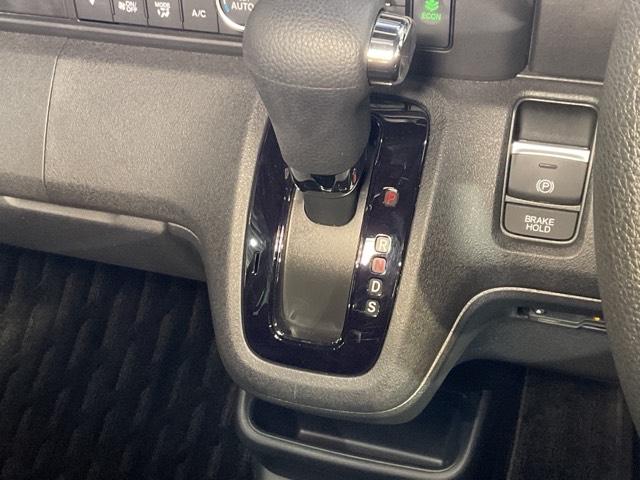 自然に手が届く距離に配置されたシフトレバー。
