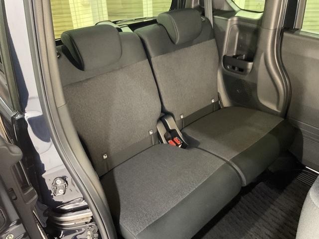 セカンドシートも足元・膝周りにゆとりを十分確保しています。