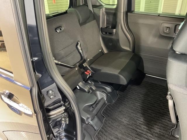 後席をはね上げれば、「もうひとつの荷室」が生まれます。