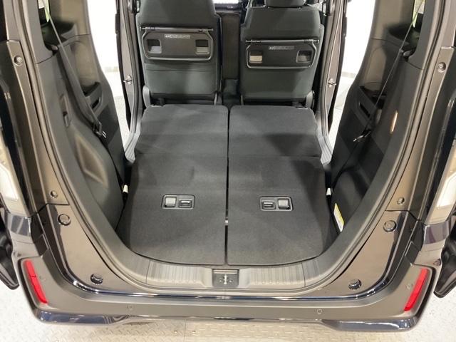後席背もたれを倒せばちょっと大きめの荷物や長いものを積みたい時に便利です。
