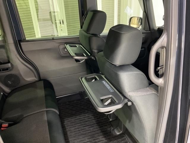 シートバックテーブル付きで休憩中の会話もはずみます。