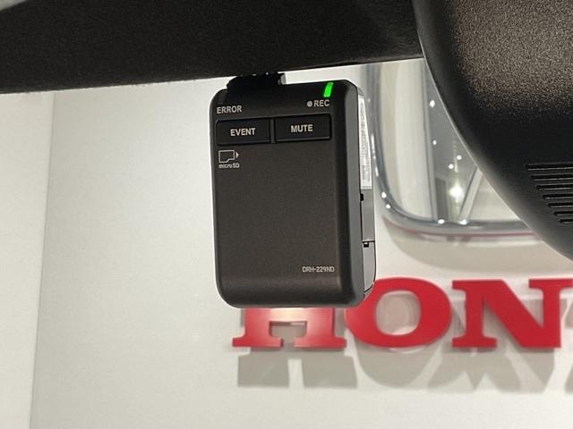 今や当たり前、純正ドラレコ(フロント)