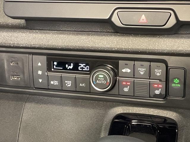 操作性の良いエアコンパネル。前席シートヒーターで寒い冬も快適ドライブ。