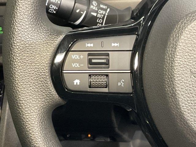 ステアリングでオーディオソース・音量調整もできます。