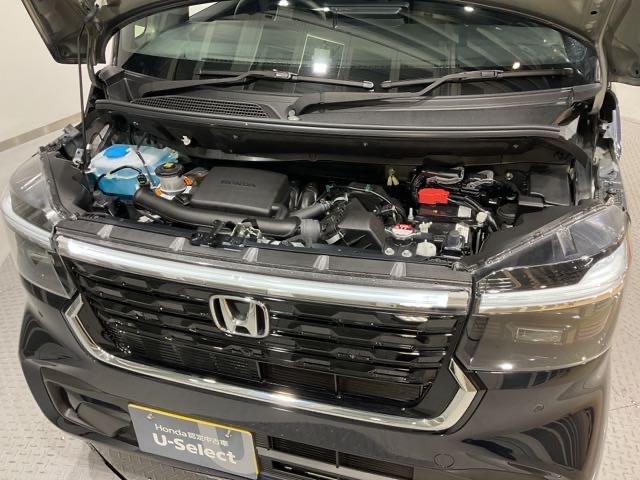 コンパクトなエンジンルームで、室内空間を確保しています。ホンダのMM思想(マンマキシマム・メカミニマム)は今でも受け継がれています。