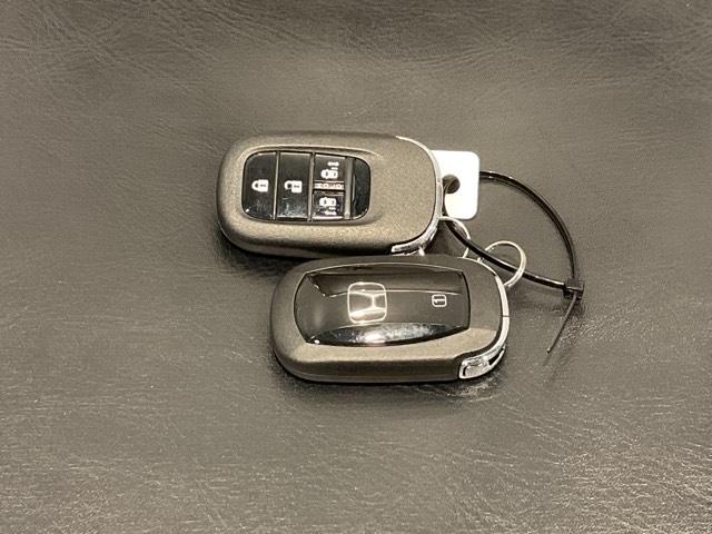 鍵をバックやポケットにいれたままでもドアロックの開閉ができるスマートキー付き。荷物が多くて手がふさがっている時などにも便利です。