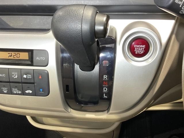 自然に手が届く距離に配置されたシフトレバー