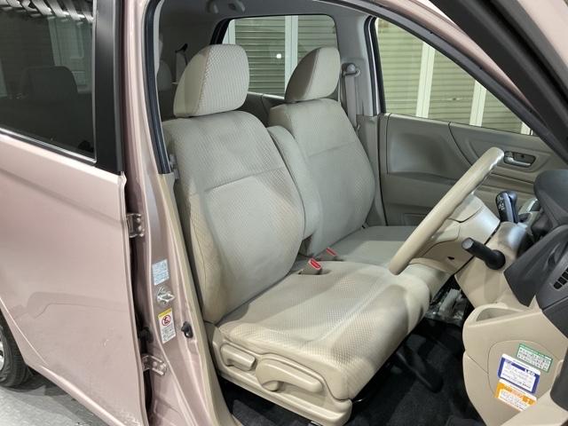 乗降がしやすい運転席。高さが調節できて小柄な女性でもベストポジションをとることができます。