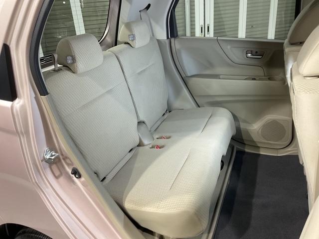 セカンドシートも足元・膝周りにゆとりを十分確保しています。