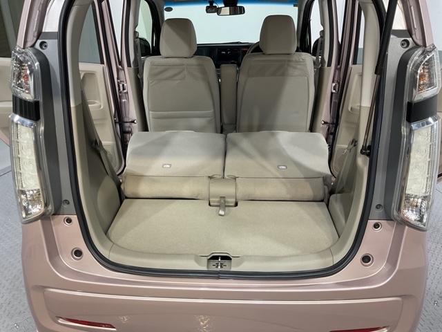 後席背もたれを倒せばちょっと大きめの荷物や長いものを積みたい時に便利です。