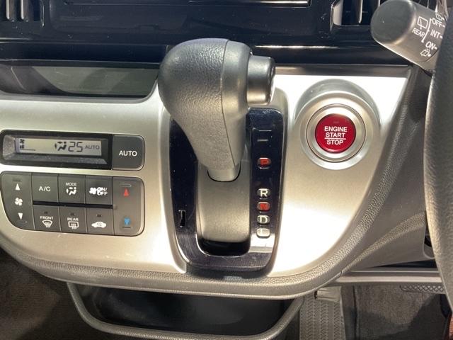 自然に手が届く距離に配置されたシフトレバー。