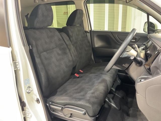 乗降がしやすい運転席。高さが調節できて小柄な方でもベストポジションをとることができます。