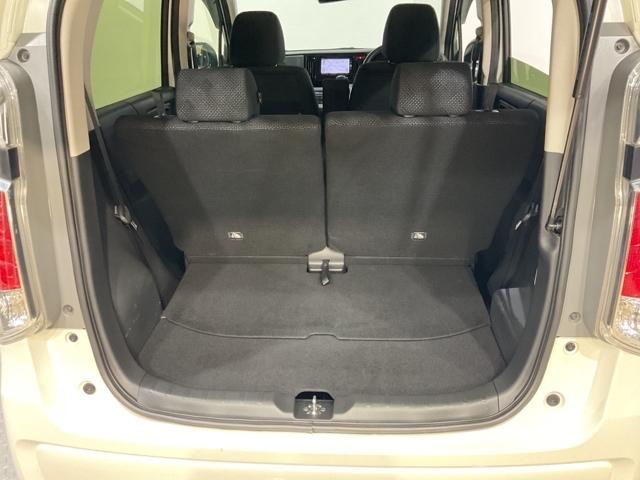後席のシートをスライドさせると、広い荷室空間が生まれます。