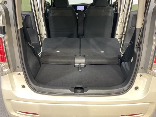 後席背もたれを倒せばちょっと大きめの荷物や長いものを積みたい時に便利です。