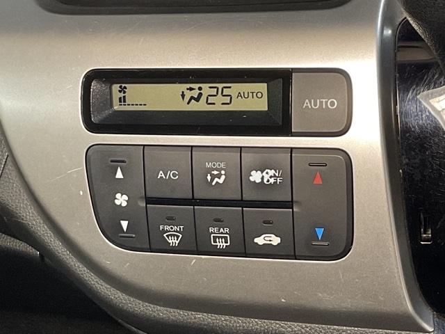 操作性の良いエアコンパネル。