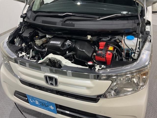 コンパクトなエンジンルームで、室内空間を確保しています。ホンダのＭＭ思想（マンマキシマム・メカミニマム）は今でも受け継がれています。