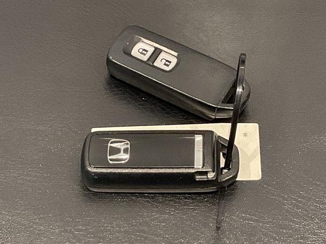 鍵をバックやポケットにいれたままでもドアロックの開閉ができるスマートキー付き。荷物が多くて手がふさがっている時などにも便利です。