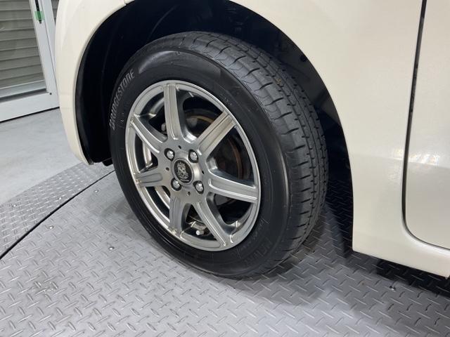 社外のアルミホイールを装着しています。