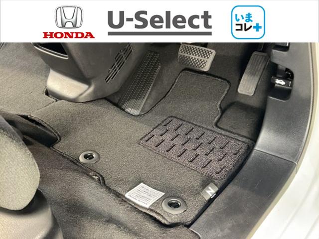 いまコレ！フロアマットは新しいものに換装済み。足元の気分も盛り上がります。