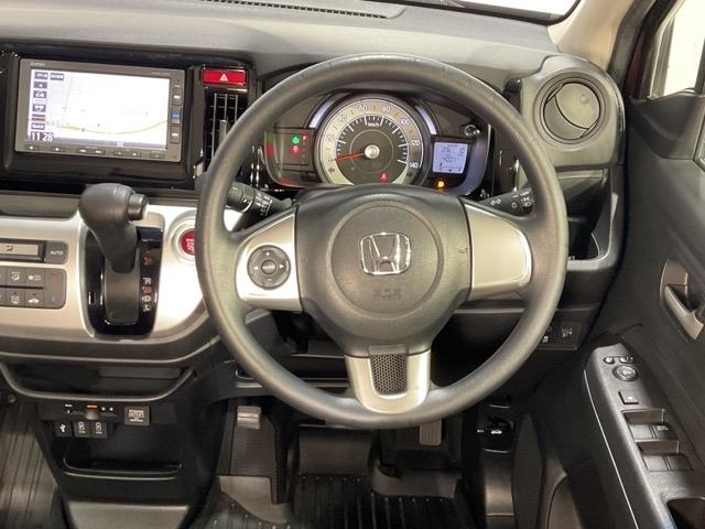 視認性に優れたメーター類と、オーディオコントロール操作スイッチを装備した機能的なステアリングホイール。