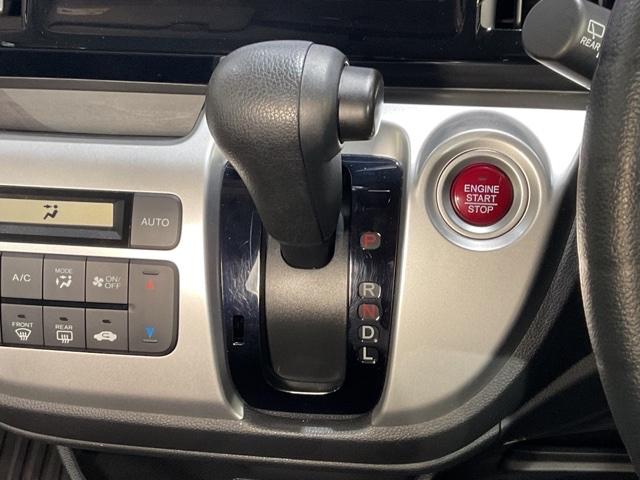 自然に手が届く距離に配置されたシフトレバー。