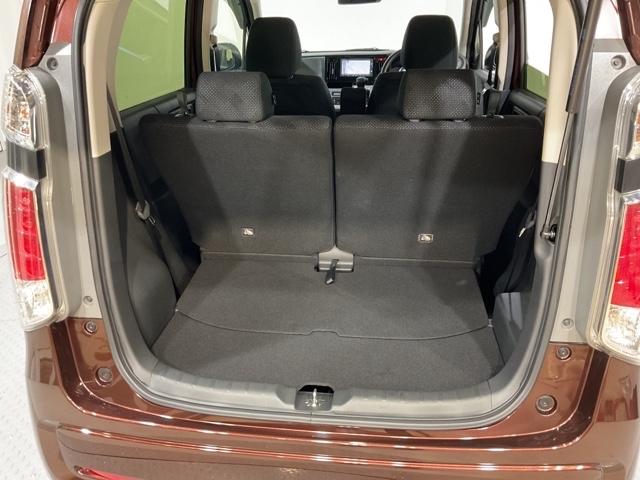 後席のシートをスライドさせると、広い荷室空間が生まれます
