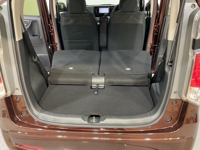 後席背もたれを倒せばちょっと大きめの荷物や長いものを積みたい時に便利です。