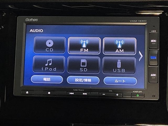 ダッシュボードに自然に溶け込むようにデザインされた純正メモリーナビゲーション。