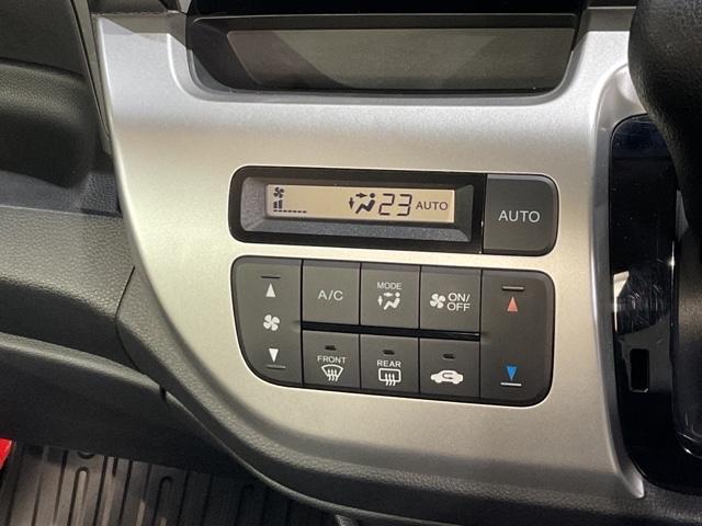 操作性の良いエアコンパネル。