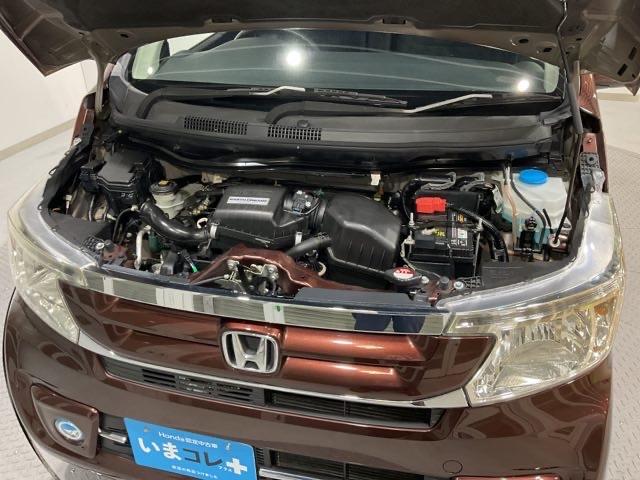 コンパクトなエンジンルームで、室内空間を確保しています。ホンダのＭＭ思想（マンマキシマム・メカミニマム）は今でも受け継がれています。