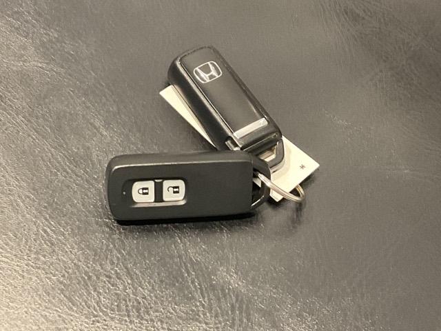 鍵をバックやポケットにいれたままでもドアロックの開閉ができるスマートキー付き。荷物が多くて手がふさがっている時などにも便利です。