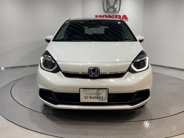 フィット e:HEVホーム 弊社元試乗車 前後誤発進抑制機能 助手席エアバッグ 運転席エアバッグ アイドリングストップ LEDライト バックカメラ ABS サイドエアバッグ オートクルーズコントロール フルセグTV スマートキー(3枚目)