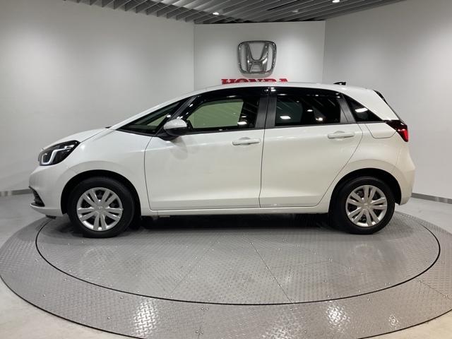 フィット e:HEVホーム 弊社元試乗車 前後誤発進抑制機能 助手席エアバッグ 運転席エアバッグ アイドリングストップ LEDライト バックカメラ ABS サイドエアバッグ オートクルーズコントロール フルセグTV スマートキー(4枚目)