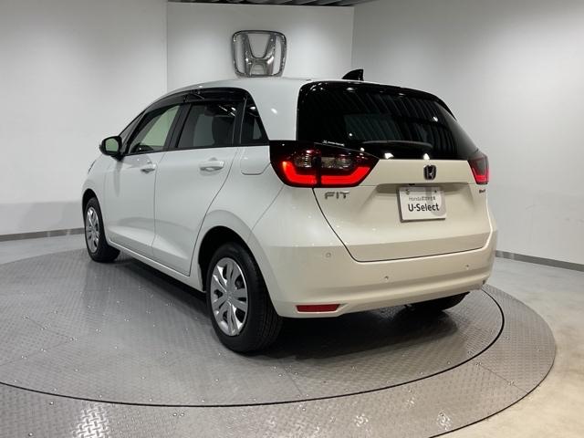 フィット e:HEVホーム 弊社元試乗車 前後誤発進抑制機能 助手席エアバッグ 運転席エアバッグ アイドリングストップ LEDライト バックカメラ ABS サイドエアバッグ オートクルーズコントロール フルセグTV スマートキー(5枚目)