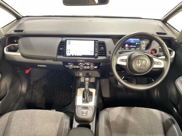 フィット e:HEVホーム 弊社元試乗車 前後誤発進抑制機能 助手席エアバッグ 運転席エアバッグ アイドリングストップ LEDライト バックカメラ ABS サイドエアバッグ オートクルーズコントロール フルセグTV スマートキー(12枚目)