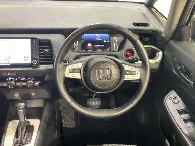 フィット e:HEVホーム 弊社元試乗車 前後誤発進抑制機能 助手席エアバッグ 運転席エアバッグ アイドリングストップ LEDライト バックカメラ ABS サイドエアバッグ オートクルーズコントロール フルセグTV スマートキー(13枚目)