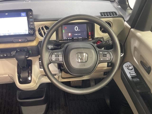 ハンドルスイッチで、走行中もハンドルから手を離すことなく、安全にオーディオをコントロールでき、クルーズコントロールで、高速道路を走行時の負担を軽減します。