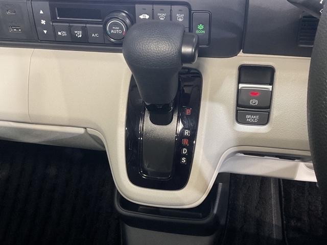 自然に手が届く距離に配置されたシフトレバー。