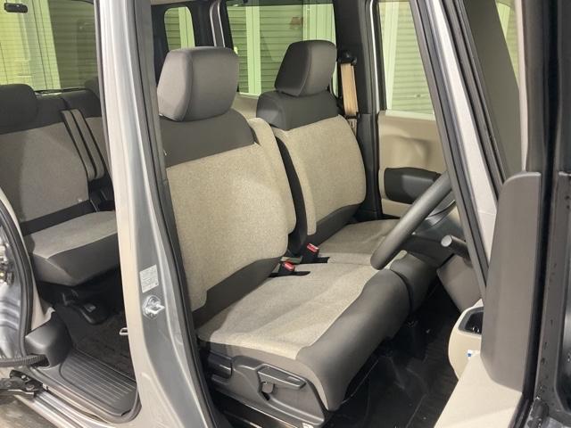 乗降がしやすい運転席。高さが調節できて小柄な方でもベストポジションをとることができます。