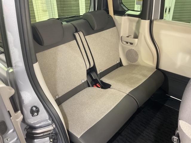 セカンドシートも足元・膝周りにゆとりを十分確保しています。