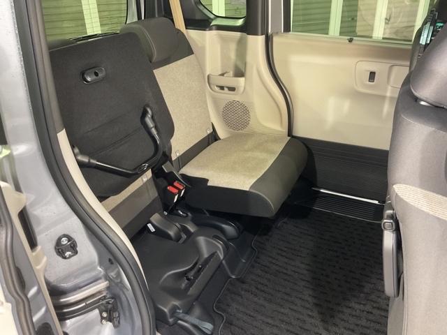 後席をはね上げれば、「もうひとつの荷室」が生まれます。