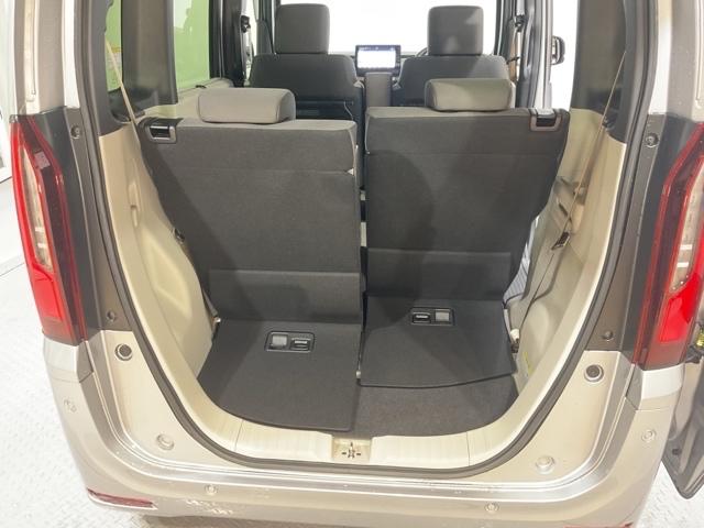 後席のシートをスライドさせると、広い荷室空間が生まれます。