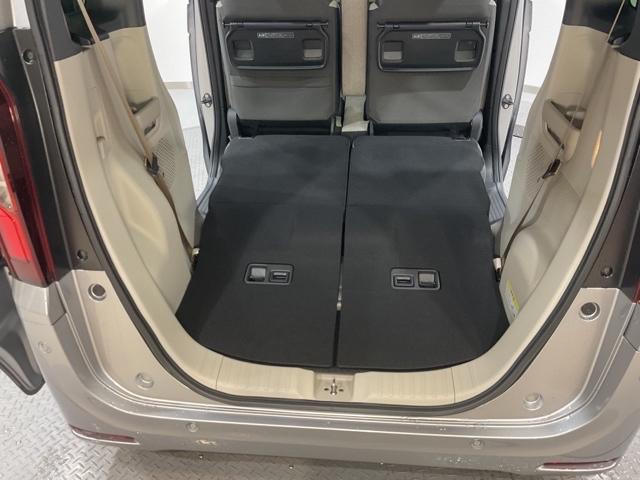 後席背もたれを倒せばちょっと大きめの荷物や長いものを積みたい時に便利です。