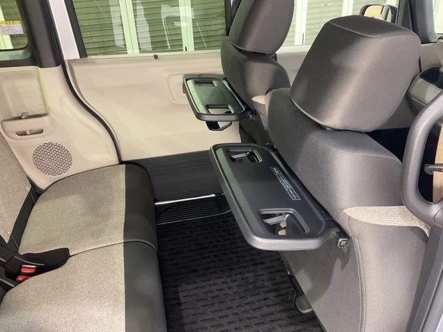 シートバックテーブル付きで休憩中の会話もはずみます。