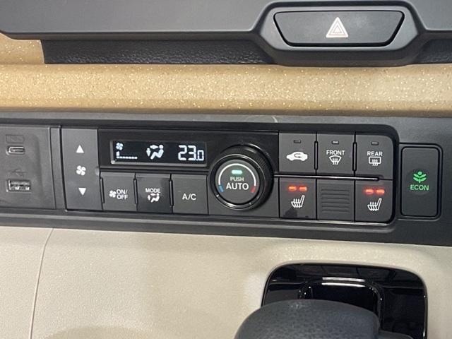 操作性の良いエアコンパネル。前席シートヒーターで寒い冬も快適ドライブ。