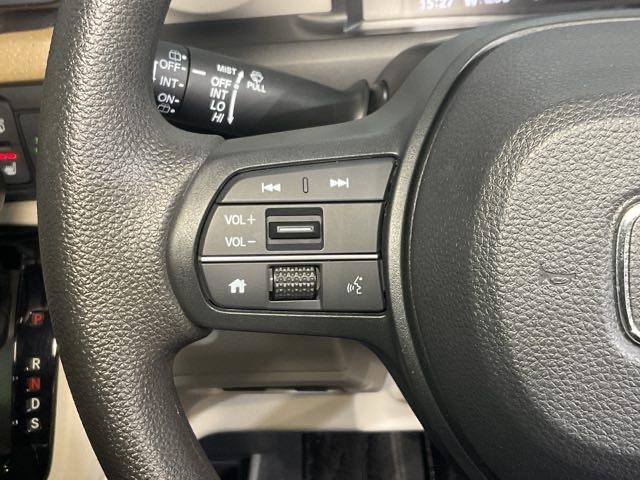ステアリングでオーディオソース・音量調整もできます。